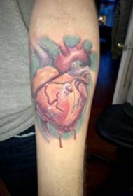 Materiali i tatuazhit të krahut, foto e tatuazhit të zemrës së freskët në krahun e djalit