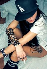 Мода жіноча рука боа татуювання малюнок
