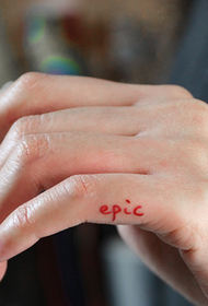 Lytse Ingelske alfabet tattoo op 'e finger