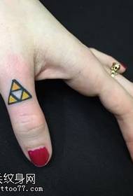 Trojúhelníkový vzor tetování na prstu