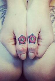 Lielais pirksts mazā zieda tetovējumā