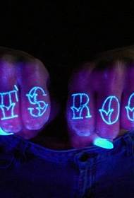 Finger fluoreszierende Buchstaben Tattoo Muster