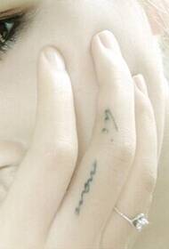 Gadis kecil murni asing jari indah gambar tato karakter