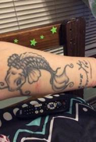 Calamaro tatuaggio, braccio del ragazzo, foto tatuaggio calamaro nero e grigio