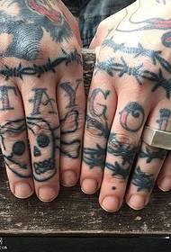 schedel brief tattoo patroon op de vinger