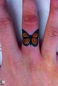 Patrón de tatuaje de mariposa de dedo