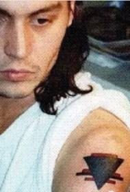 Braccio della stella del tatuaggio americano Johnny Depp sul braccio con disegno geometrico grigio scuro
