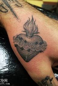 Uzorak tetovaže križa ruža s cvijećem ruže