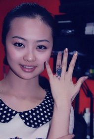 美女手指个性创意戒指纹身
