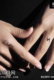 Finger punkt torn slange lyn tatovering mønster