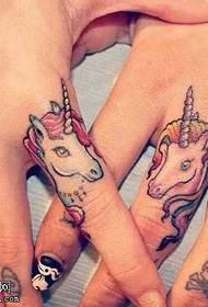 Modèle de tatouage de licorne de doigt