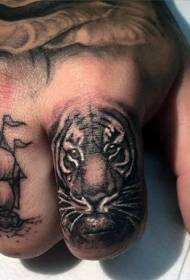 Finger liten och söt tiger avatar tatuering mönster