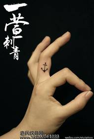 Bellissimo modello di tatuaggio di ancoraggio in ferro totem dito moda