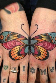 手背上的時尚美麗蝴蝶紋身圖案