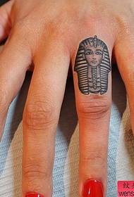Um conjunto de fotos da arte da tatuagem do dedo do faraó egípcio extremamente difícil