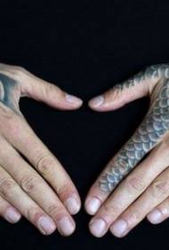 Рука броні та пальця чорний середньовічні броні татуювання візерунок