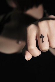 Kvindelig finger personlighed kryds tatovering