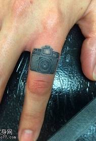 Modello di tatuaggio della fotocamera sul dito