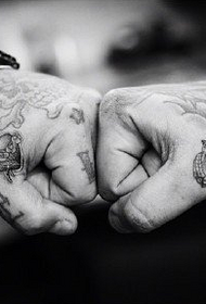 Modello di tatuaggio a mano in stile classico europeo e americano