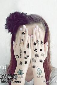Modello di tatuaggio foglia piuma sul dito
