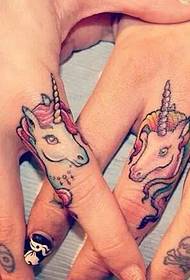 O pereche de tatuaje drăguțe de cuplu mini ponei pe deget