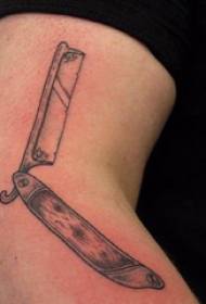 Materiale tatuaggio braccio, braccio maschio, immagine tatuaggio coltello pieghevole nero