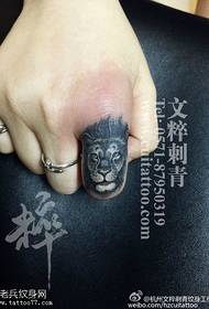 Modello di tatuaggio testa di leone dito