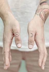 الگوی تاتو آفتاب ماه روی انگشت