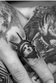 Modeli i tatuazhit perëndeshë pa gisht