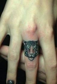 Nettes kleines Tigertätowierungsmuster des Fingers