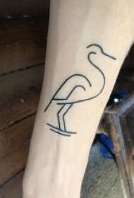 krahu minimalist i tatuazhit të linjës mashkull në figurën e tatuazhit të vinçave të zi