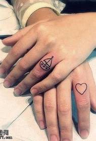 Finger liten färsk tatuering mönster