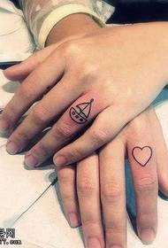 Dito piccolo modello di tatuaggio fresco