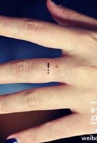 Line model tatuazhi në gisht