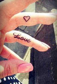 Älskar hjärtatatuering på fingret