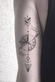 Геаметрычны элемент татуіроўкі мужчынскі вучань на малюнку компаса і стрэлкі татуіроўкі