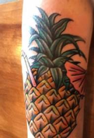 Ananasų tatuiruotės modelio spalvos ananasų tatuiruotės paveikslėlis ant merginos rankos
