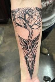 Braccio della ragazza del tatuaggio dell'albero della mano sull'albero e sull'immagine geometrica del tatuaggio