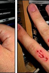 Thời trang cắt hình xăm thịt trên ngón tay