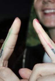 اثنين من أنماط الوشم يغتسبر من ألوان مختلفة على الإصبع