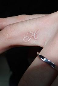 Tattoo i vogël i padukshëm me gisht