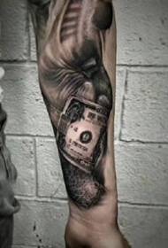 Tatuatges de negres i grisos amb braços masculins: un grup de 9 patrons de tatuatges de braços negres i de bons per a homes.
