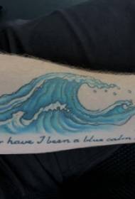 Tattoo surf տղայի թևը ծաղկի մարմնի վրա անգլերեն և լակի դաջվածքի նկար