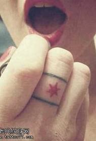 Finger model i bukur tatuazhesh me gjashtë cepa yll