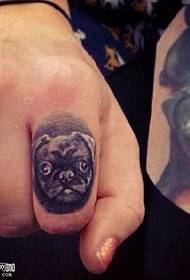 Modello di tatuaggio cane bulldog personalità dito