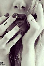 Mooi uitziende liefde cross tattoo op vinger