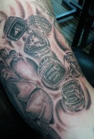 Grande braccio all'interno di vari modelli di tatuaggi ad anello in stile grigio nero