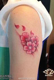 Imaxe da tatuaxe da flor de cereixa en cor do brazo