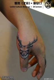 Patrón lindo tatuaje lindo ciervo sika