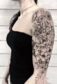 Tatuiruotė „Big Arm Flower Flower 9“. Moteriška „Big Arm“ juodos pilkos spalvos gėlių augalų tatuiruotės modelis